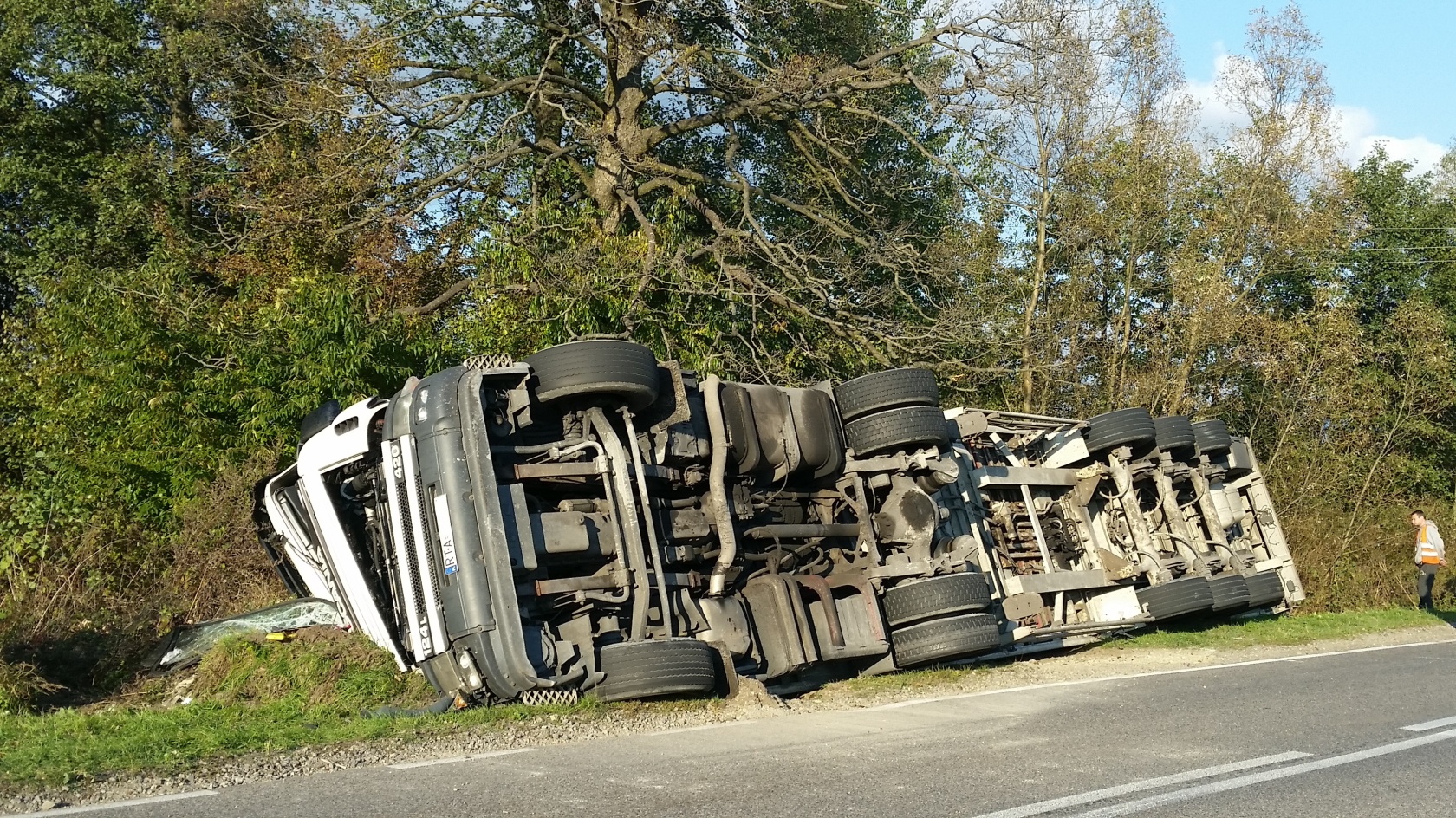 TIR wpadł do rowu