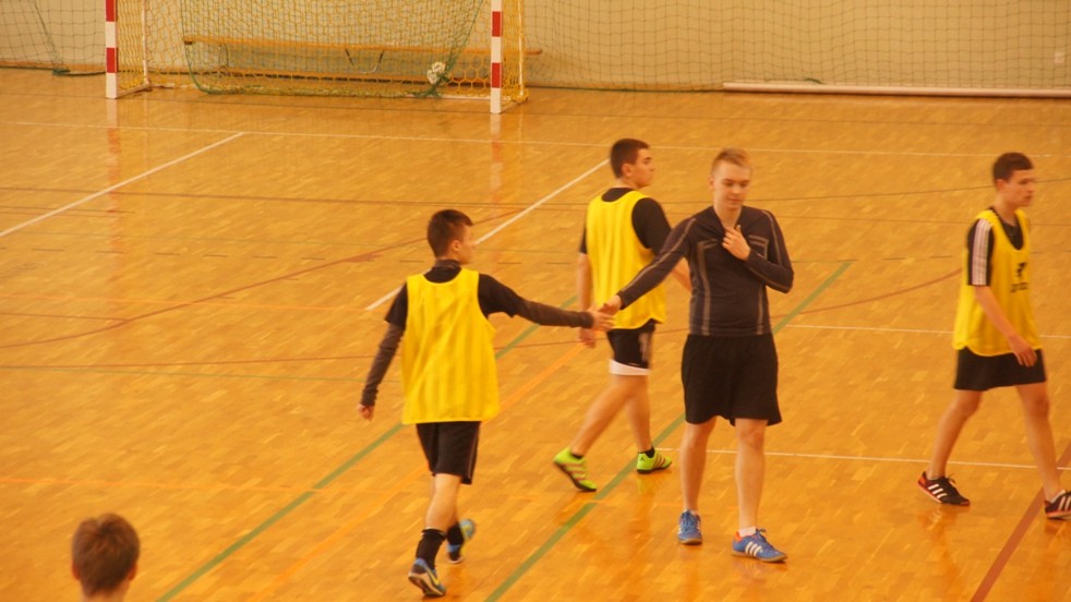 Pierwsze mecze piłki halowej za nami