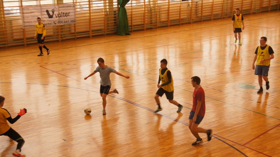 Pierwsze mecze piłki halowej za nami