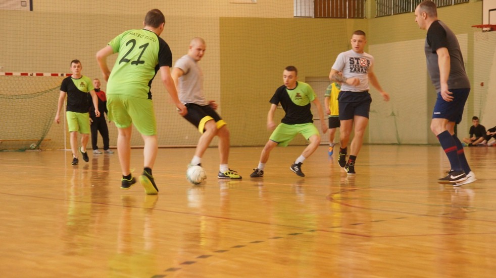 Pierwsze mecze piłki halowej za nami