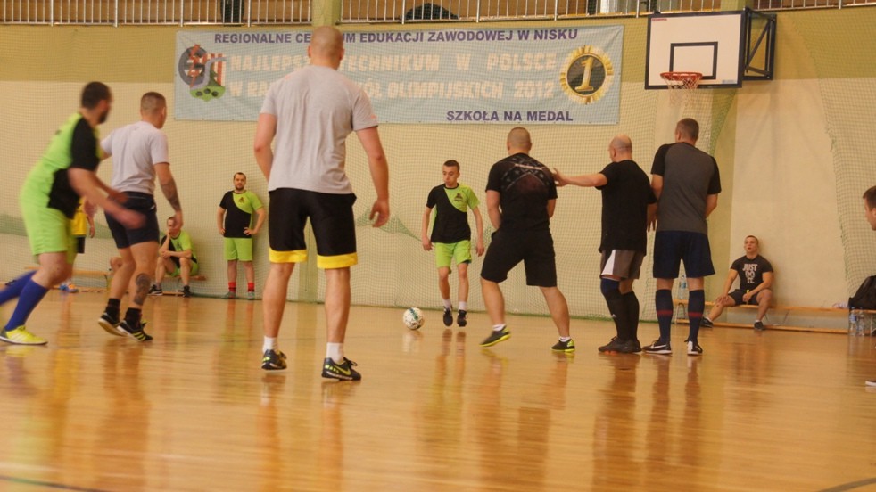 Pierwsze mecze piłki halowej za nami