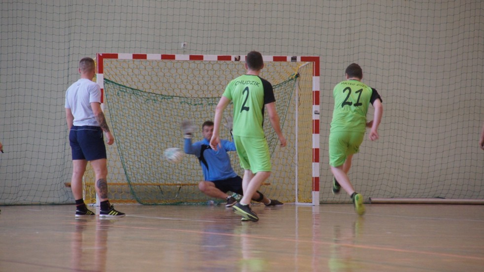 Pierwsze mecze piłki halowej za nami