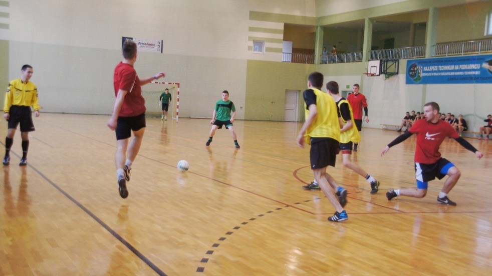 Pierwsze mecze piłki halowej za nami