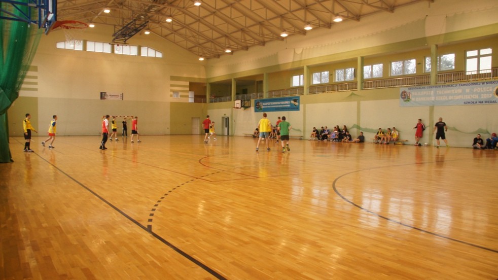 Pierwsze mecze piłki halowej za nami