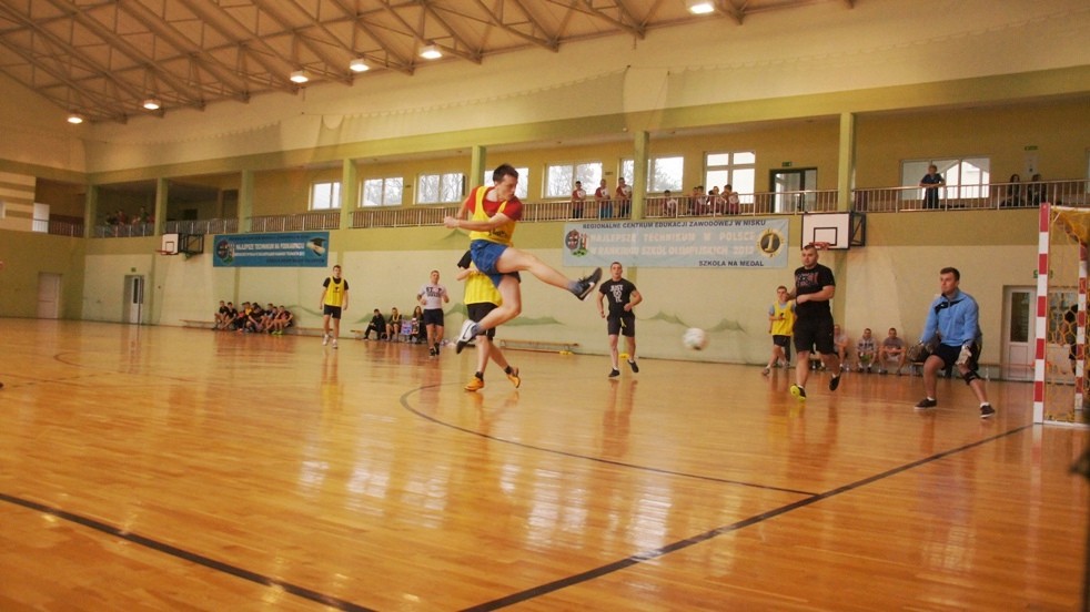 Pierwsze mecze piłki halowej za nami