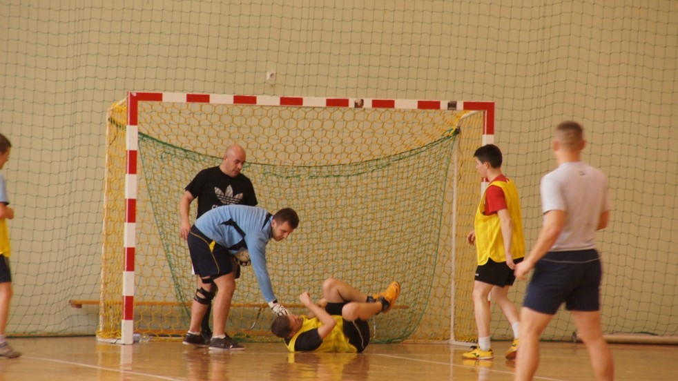 Pierwsze mecze piłki halowej za nami