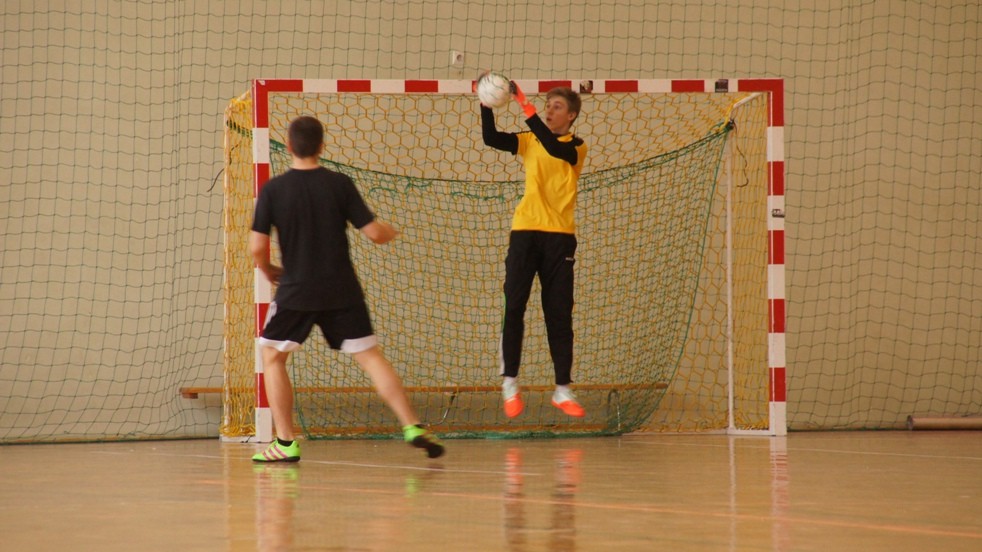 Pierwsze mecze piłki halowej za nami