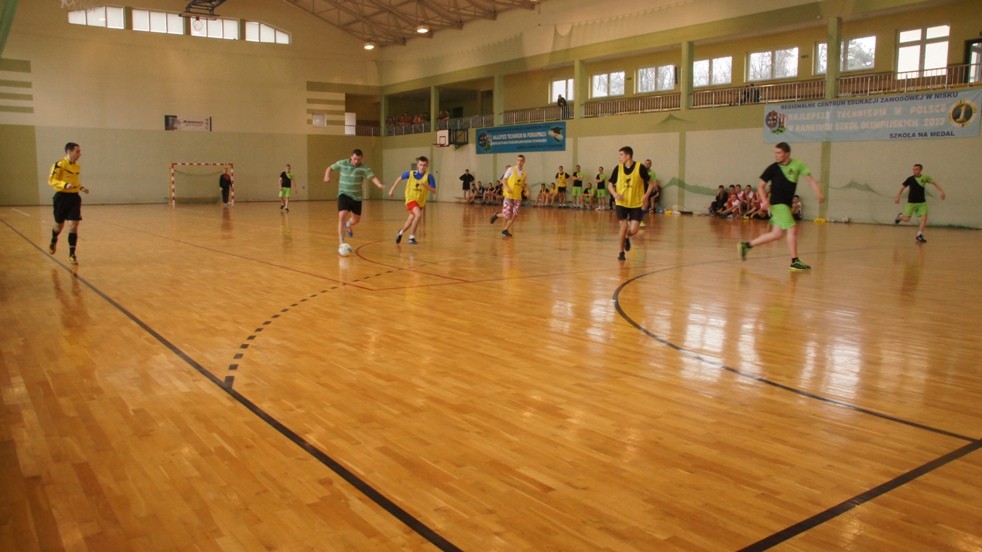 Pierwsze mecze piłki halowej za nami