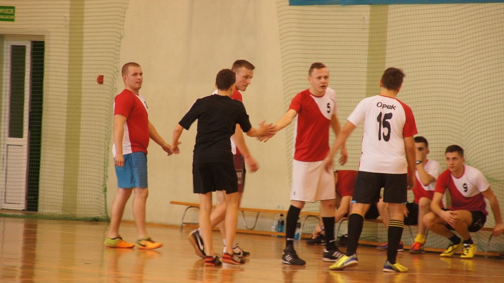 Pierwsze mecze piłki halowej za nami