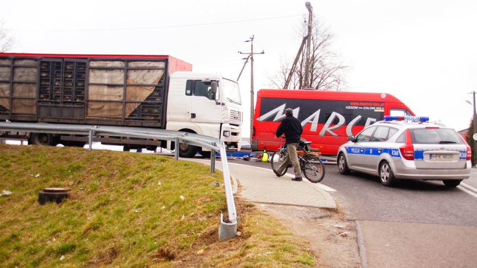 7 osób w szpitalu po wypadku busa
