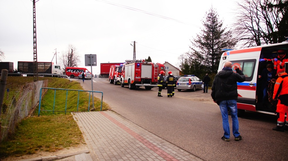 7 osób w szpitalu po wypadku busa