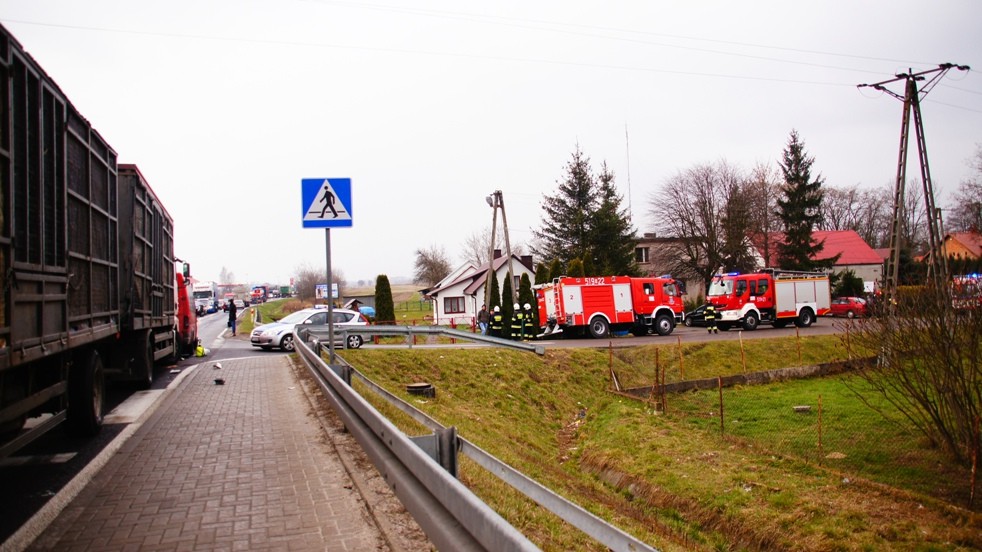 7 osób w szpitalu po wypadku busa