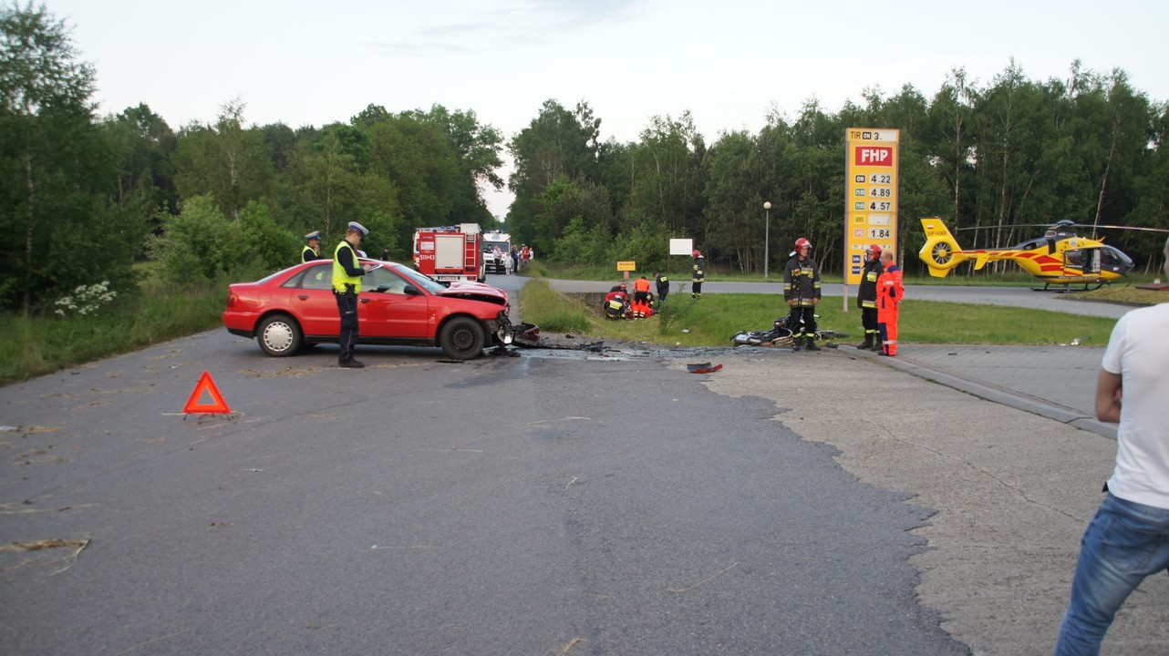 Czołowe zderzenie motocykla z samochodem