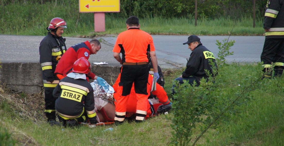 Czołowe zderzenie motocykla z samochodem