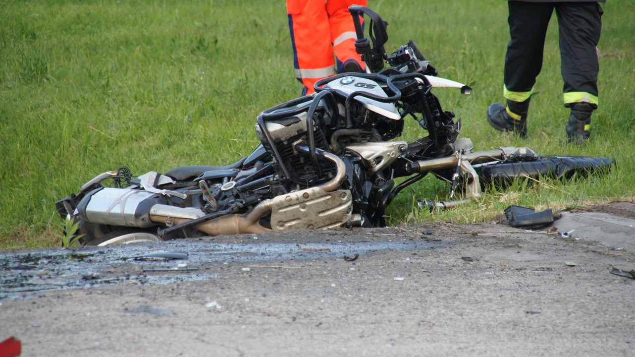 Czołowe zderzenie motocykla z samochodem
