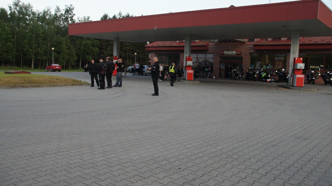 Czołowe zderzenie motocykla z samochodem