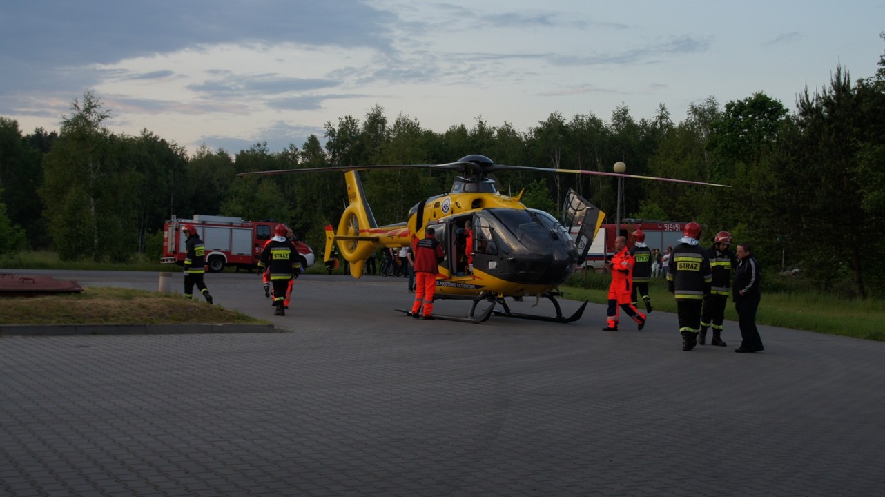 Czołowe zderzenie motocykla z samochodem