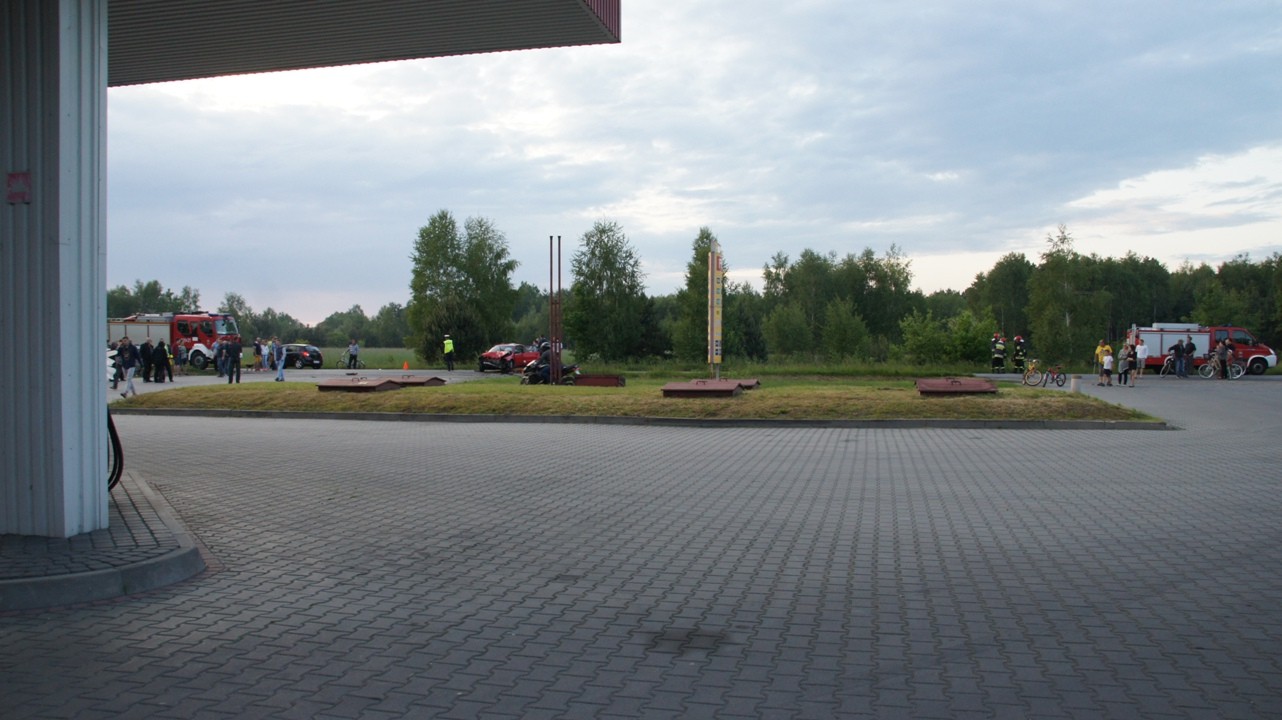 Czołowe zderzenie motocykla z samochodem