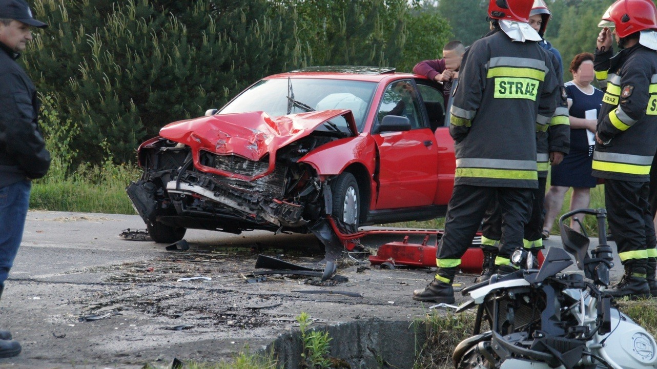 Czołowe zderzenie motocykla z samochodem