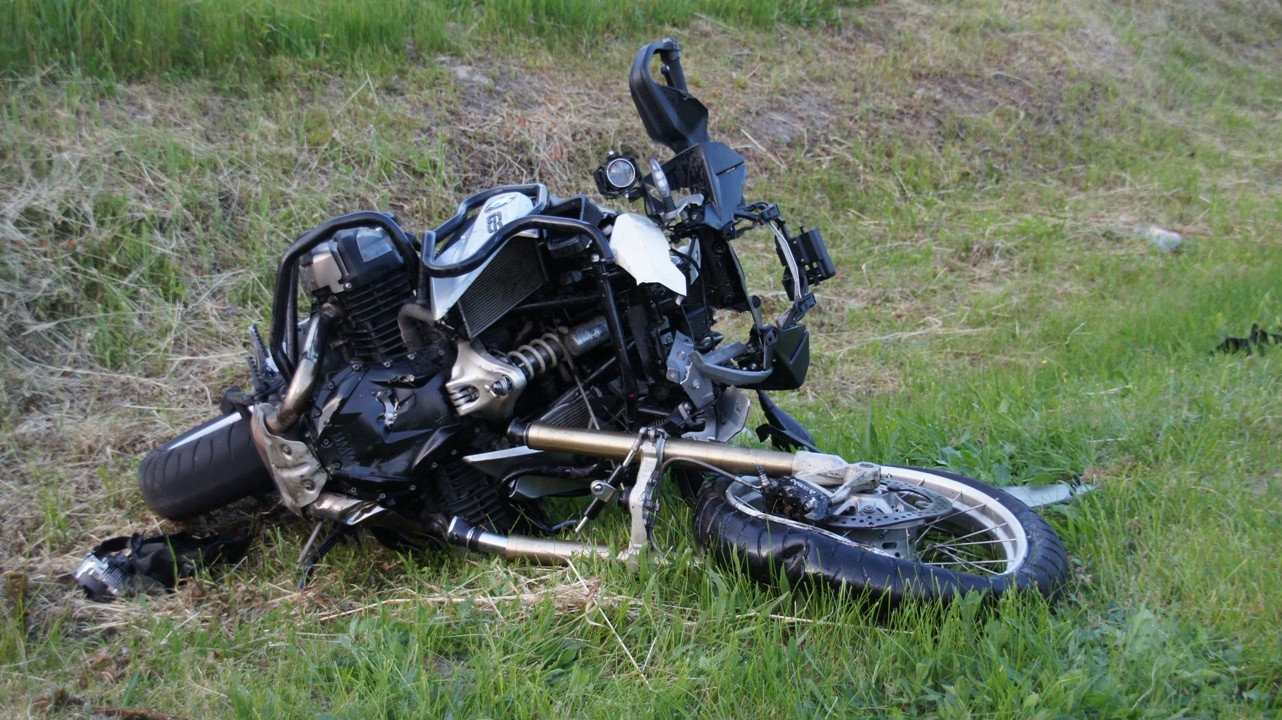 Czołowe zderzenie motocykla z samochodem