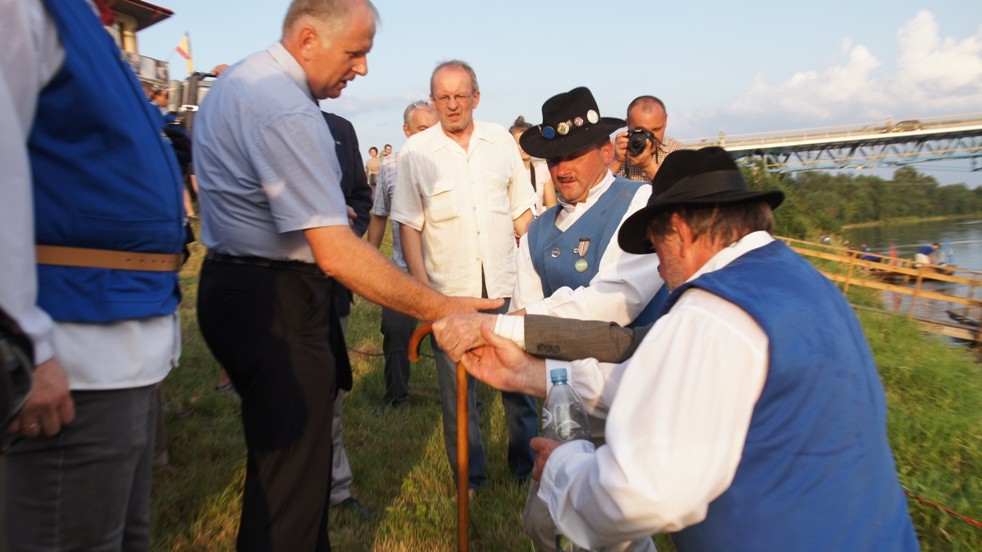 Tratwa Flisacka wpłynęła do Ulanowa [video]