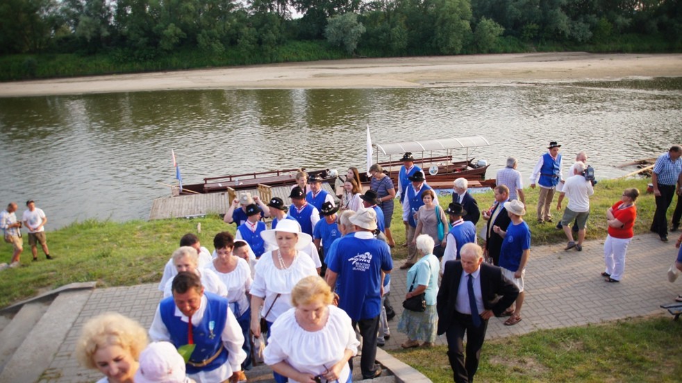 Tratwa Flisacka wpłynęła do Ulanowa [video]