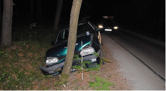 Kierowca volkswagena uderzył w drzewo