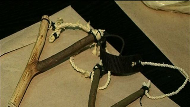 10 i 12-latek strzelając z procy uszkodzili szybę samochodu