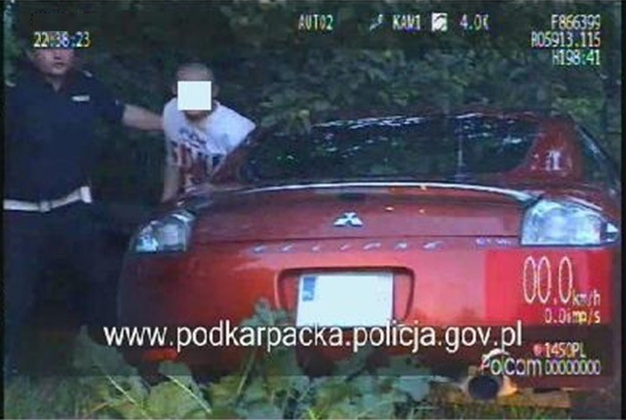 Narkotyki schowane w kieszeni oparcia fotela