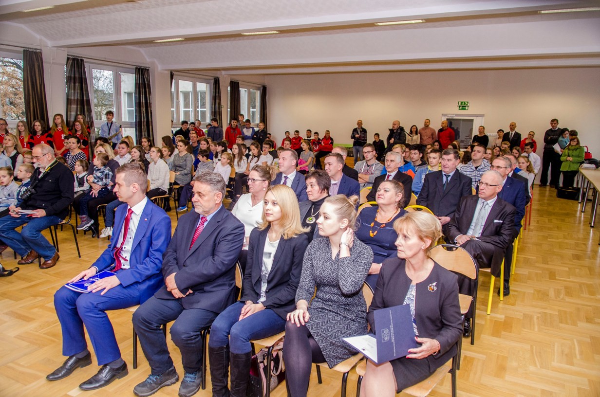 W Rudniku nad Sanem otwarto boisko wielofunkcyjne z siłownią terenową