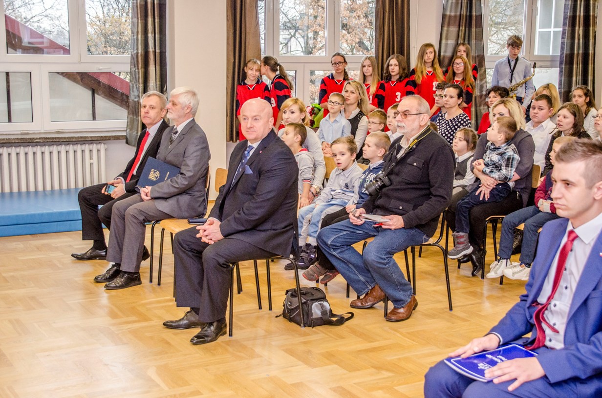 W Rudniku nad Sanem otwarto boisko wielofunkcyjne z siłownią terenową