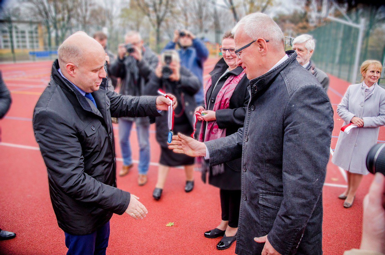 W Rudniku nad Sanem otwarto boisko wielofunkcyjne z siłownią terenową