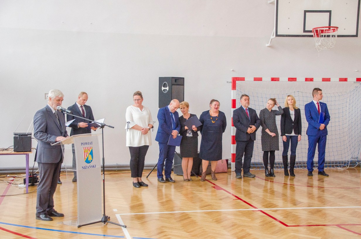 W Rudniku nad Sanem otwarto boisko wielofunkcyjne z siłownią terenową