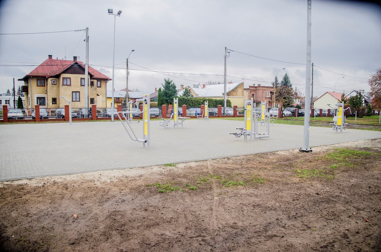 W Rudniku nad Sanem otwarto boisko wielofunkcyjne z siłownią terenową