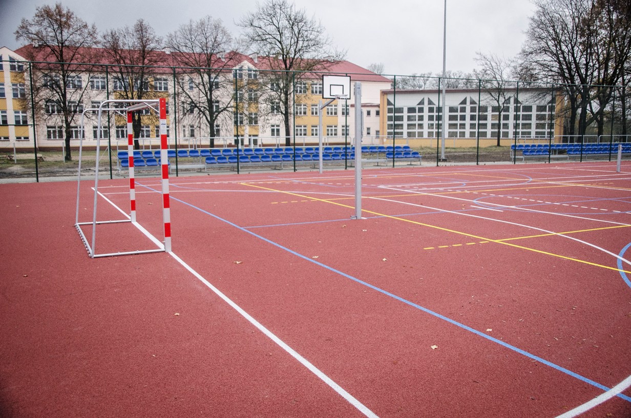 W Rudniku nad Sanem otwarto boisko wielofunkcyjne z siłownią terenową