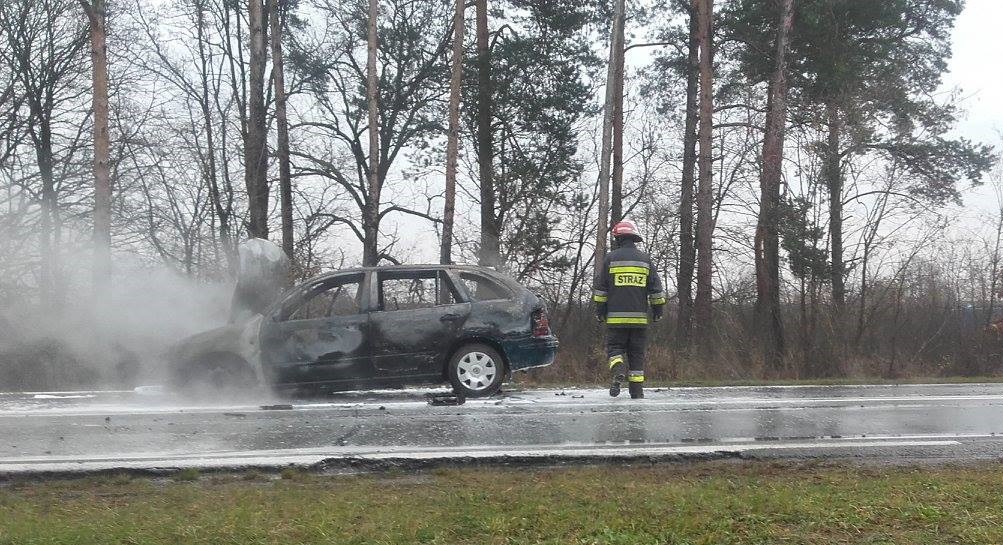 Auto spłonęło na drodze krajowej nr. 77