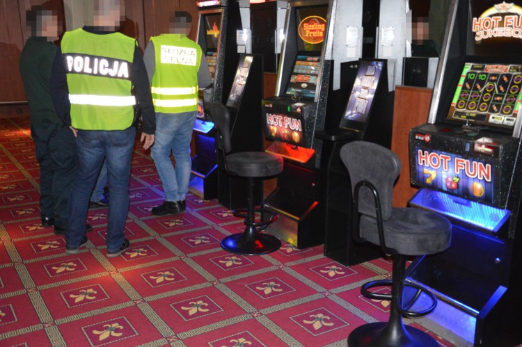 Nietrzeźwy mężczyzna zniszczył dwa automaty do gier