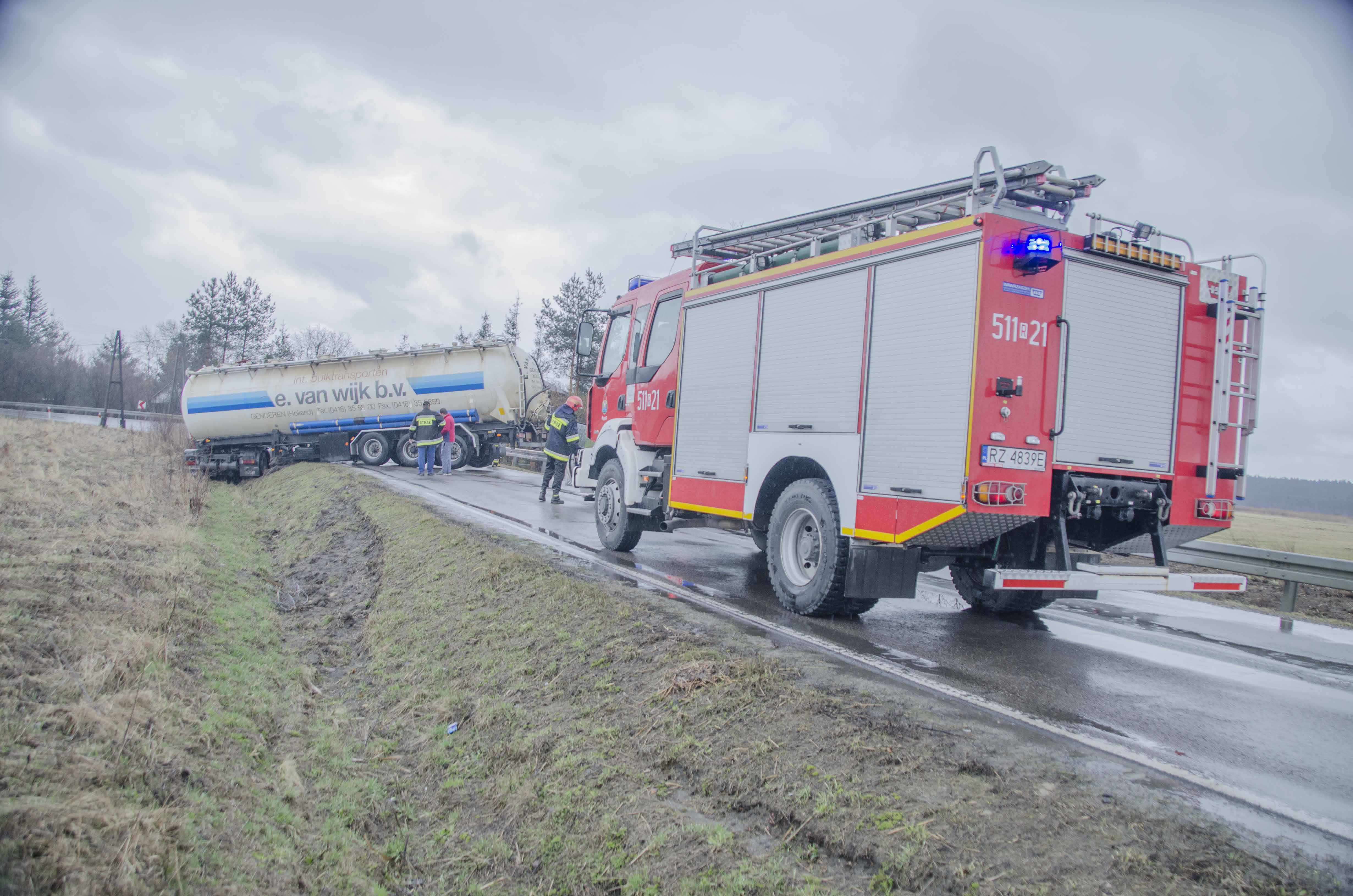 TIR blokował drogę w Koziarni. Wyciekał olej napędowy