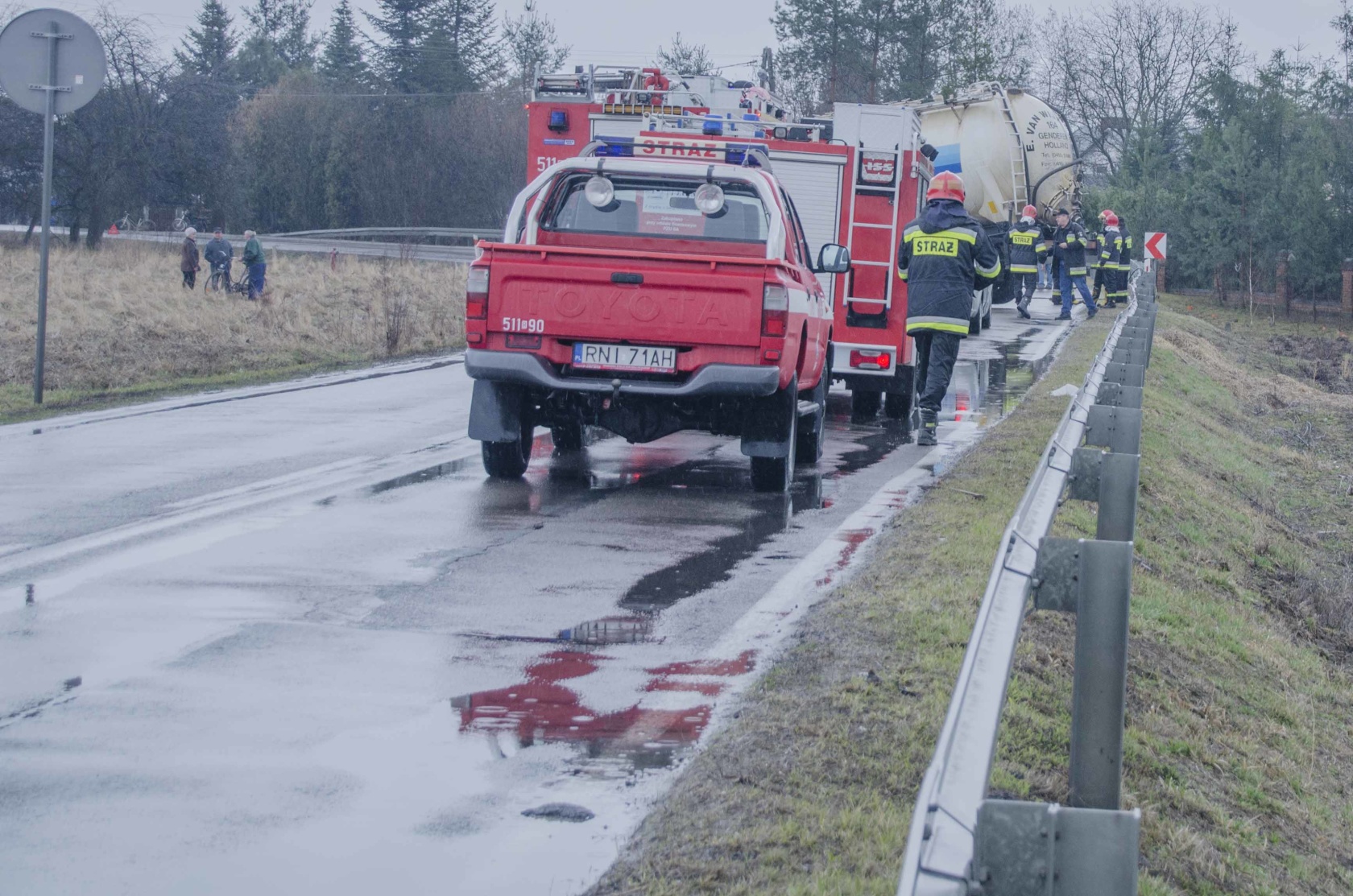 TIR blokował drogę w Koziarni. Wyciekał olej napędowy