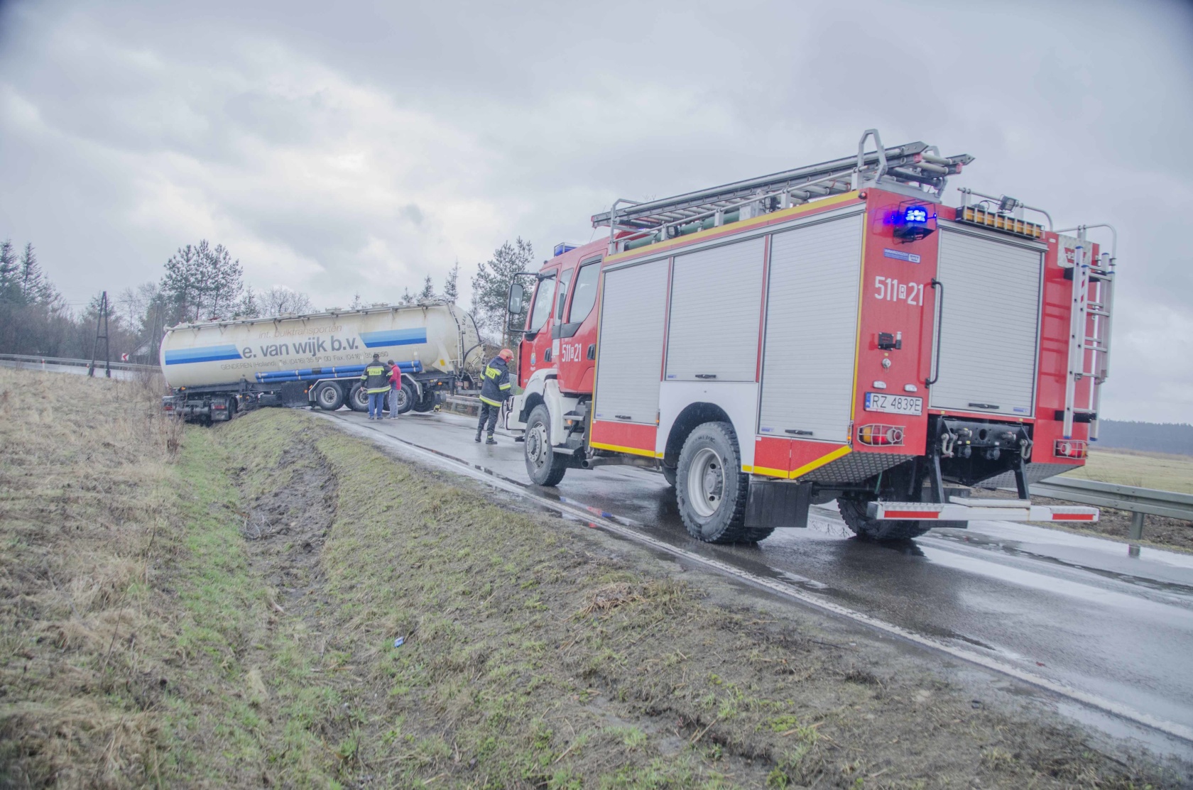 TIR blokował drogę w Koziarni. Wyciekał olej napędowy
