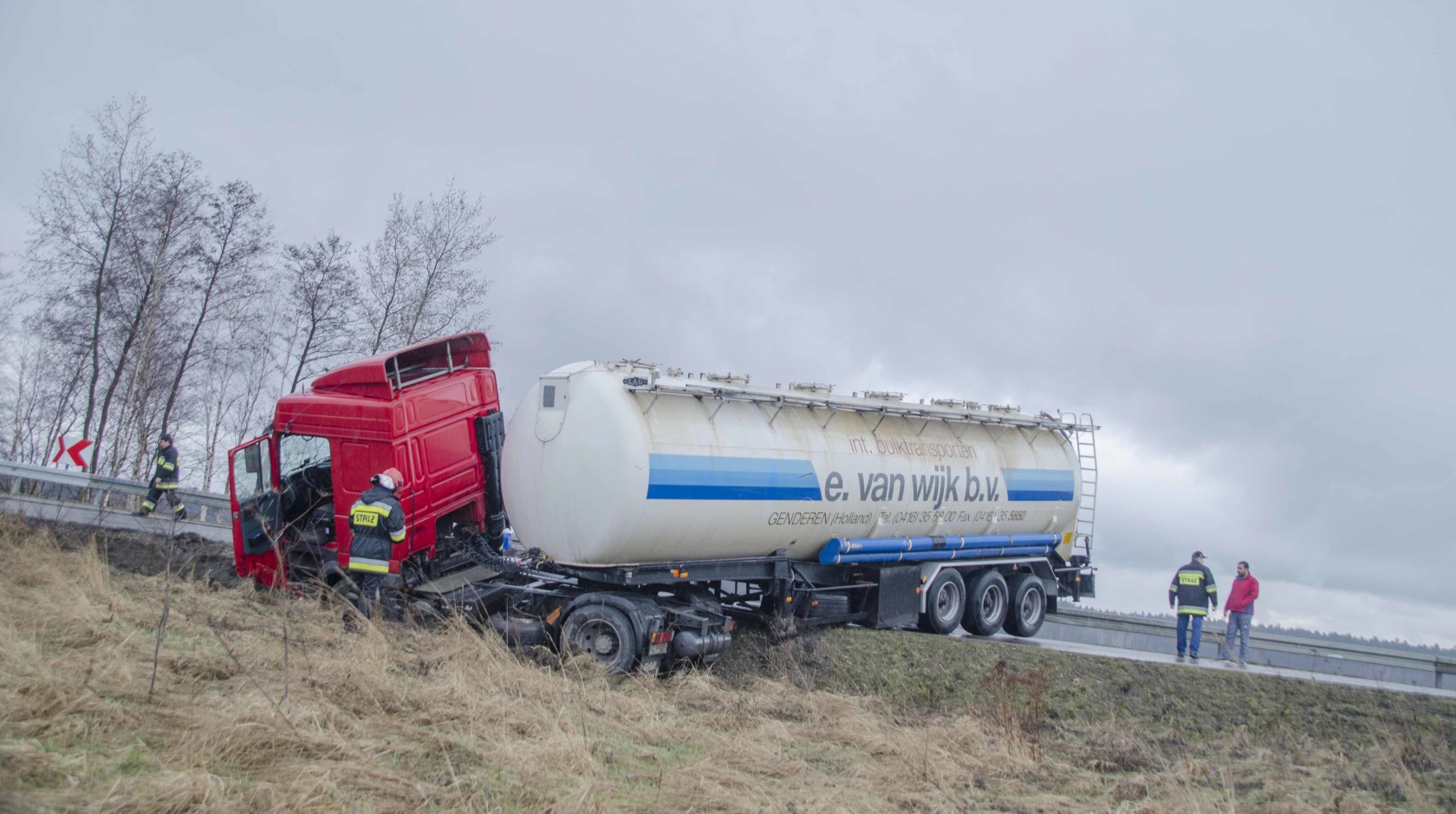 TIR blokował drogę w Koziarni. Wyciekał olej napędowy