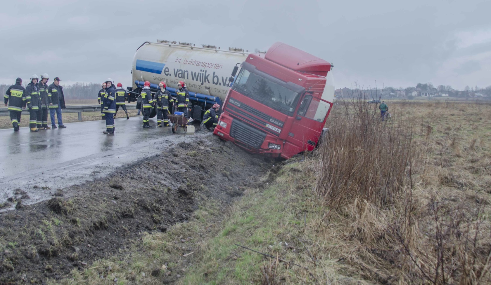 TIR blokował drogę w Koziarni. Wyciekał olej napędowy