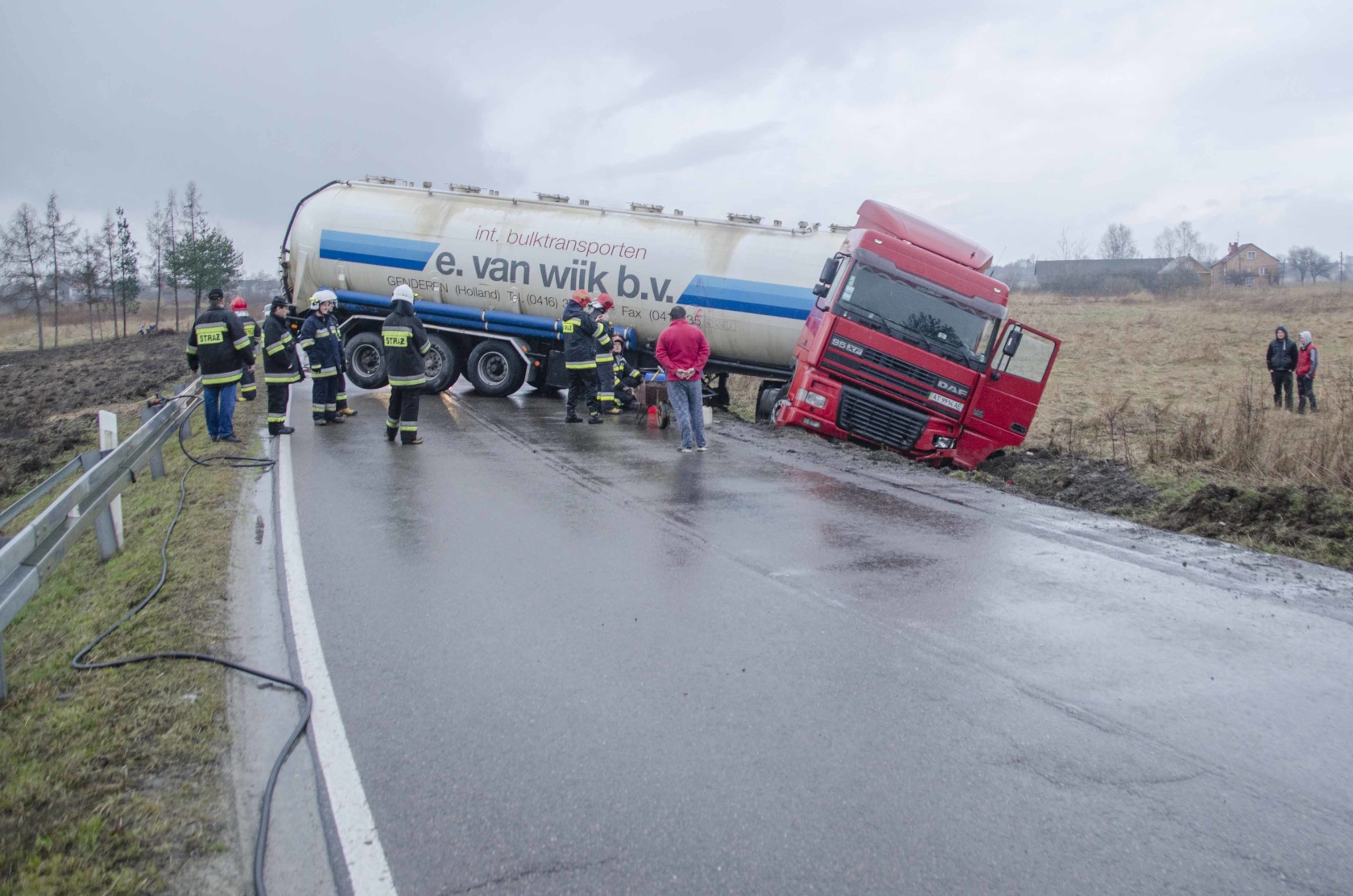TIR blokował drogę w Koziarni. Wyciekał olej napędowy