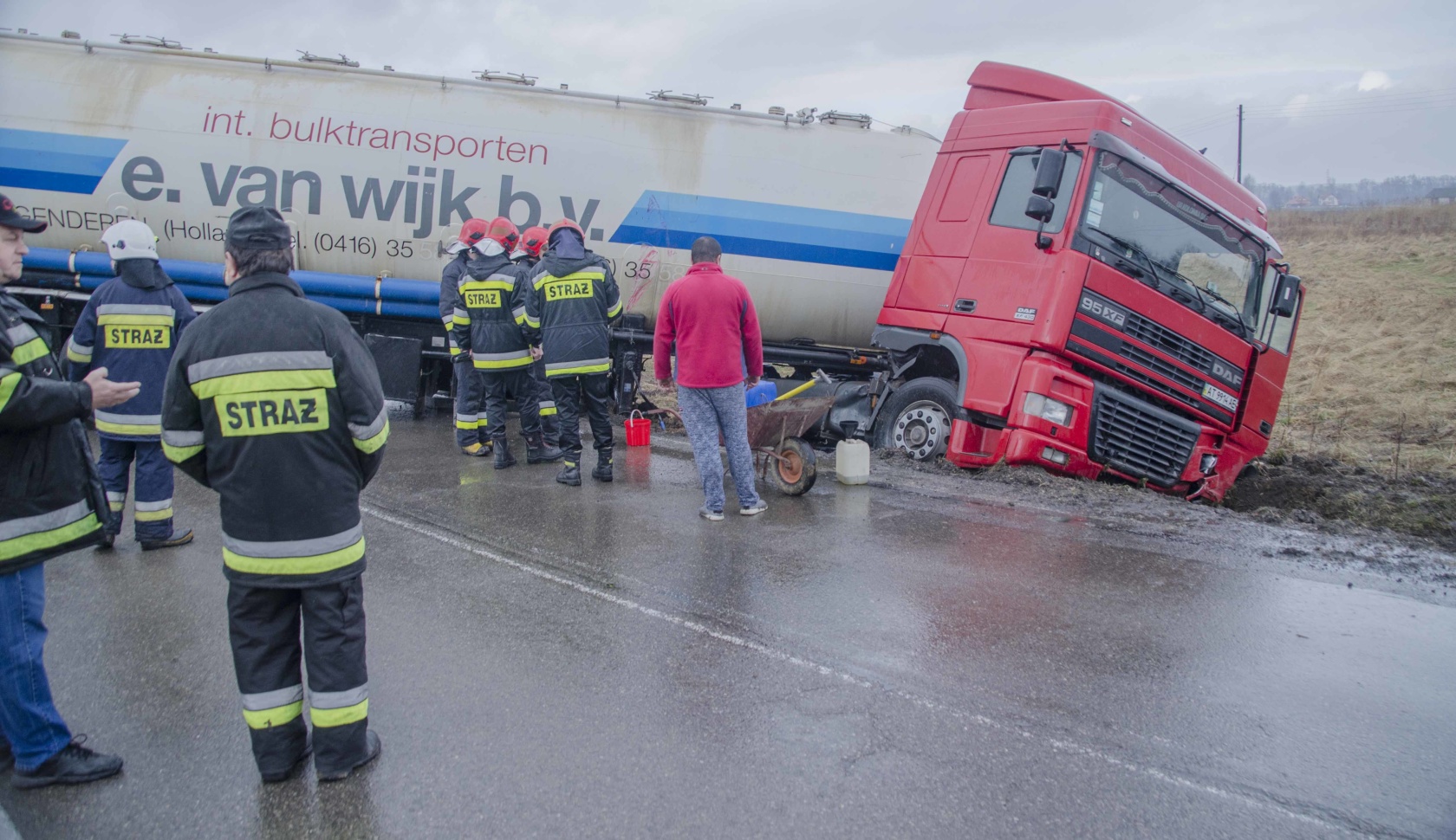 TIR blokował drogę w Koziarni. Wyciekał olej napędowy