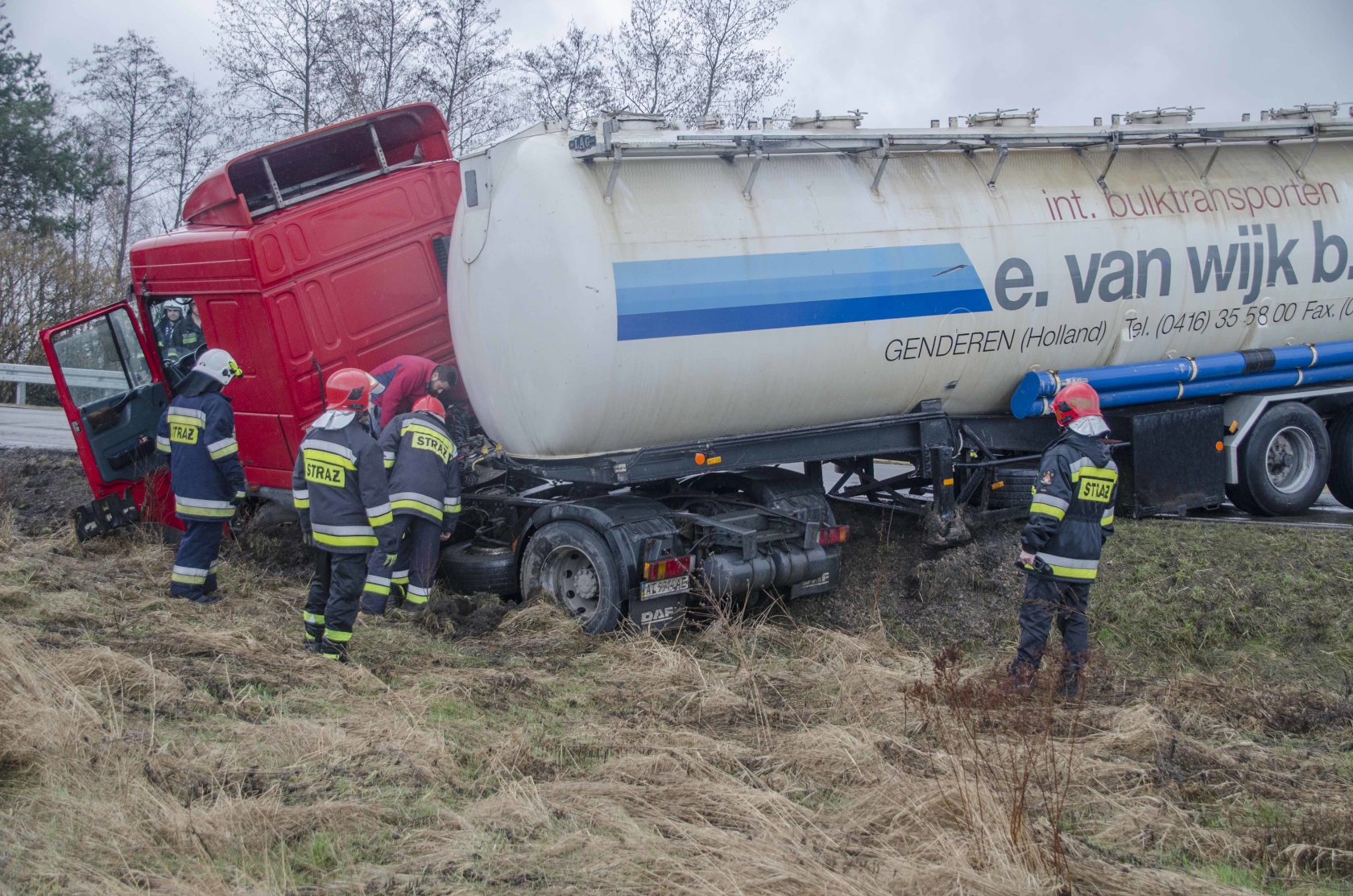 TIR blokował drogę w Koziarni. Wyciekał olej napędowy