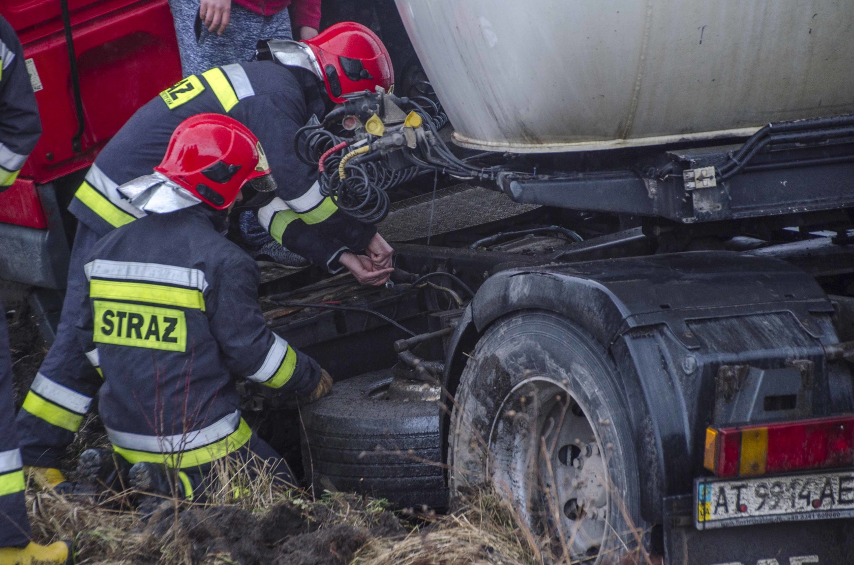 TIR blokował drogę w Koziarni. Wyciekał olej napędowy
