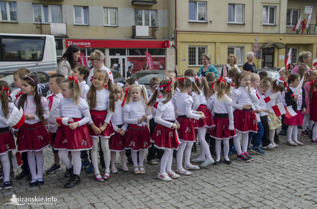 Przedszkolaki z biało-czerwoną