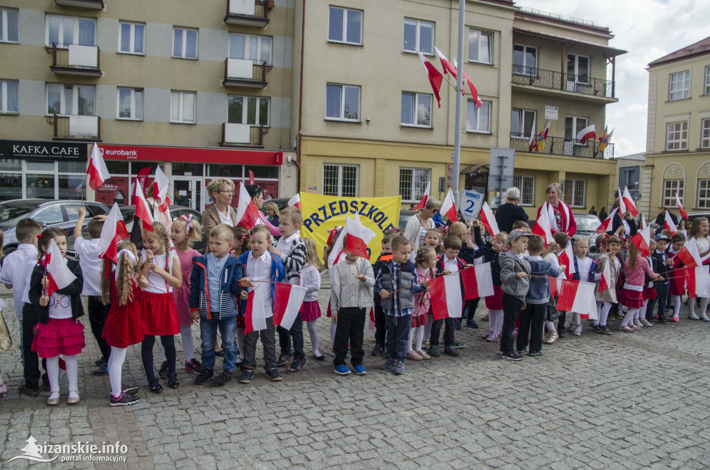 Przedszkolaki z biało-czerwoną