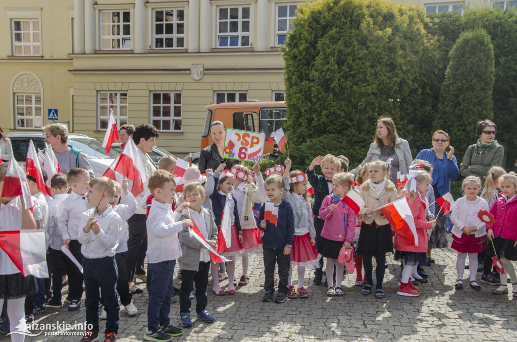 Przedszkolaki z biało-czerwoną