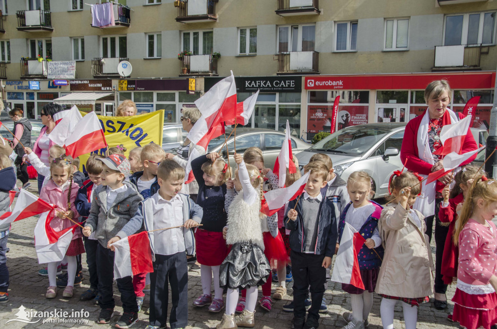 Przedszkolaki z biało-czerwoną